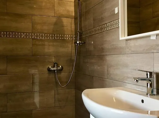 Emilia - у центрі міста, приватне паркування в закритому дворі Apartamento